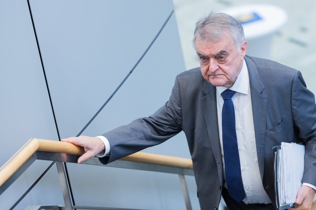 NRW-Innenminister Reul über AfD-Verbot: "Im Moment würde ich nein sagen"