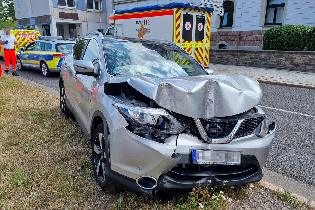 Unfall In Chemnitz: Nissan Kommt Von Fahrbahn Ab Und Prallt Gegen Lichtmast