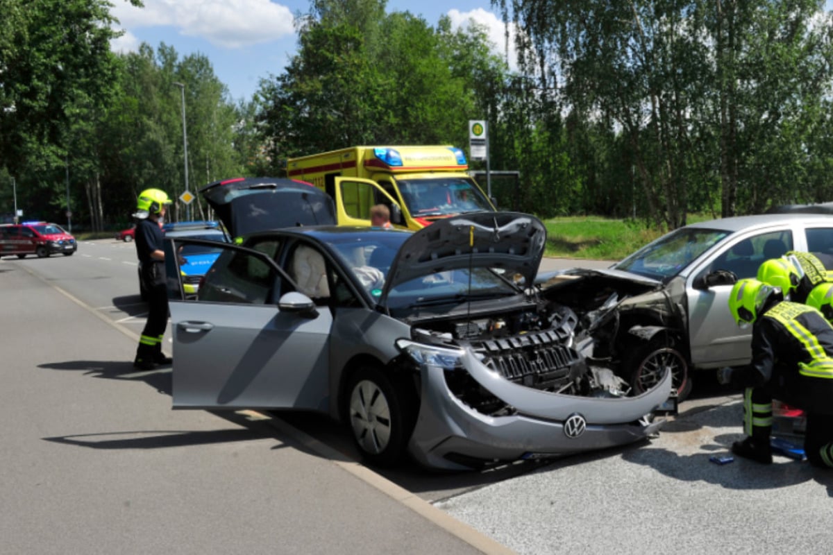 Vollsperrung nach Kreuzungscrash in Chemnitz