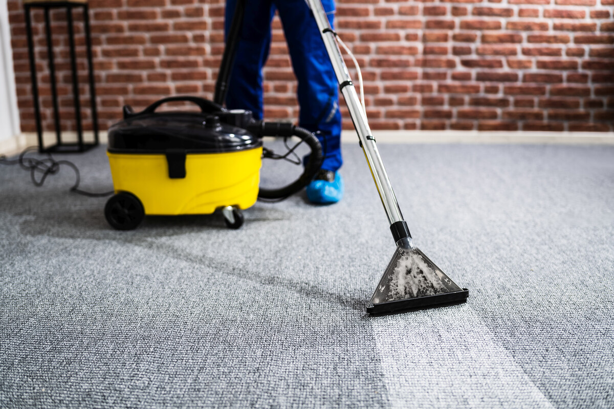 Teppich-Reiniger kümmert sich um ekelhaften Bodenbelag: Die Reaktion seiner Kundin macht fassungslos