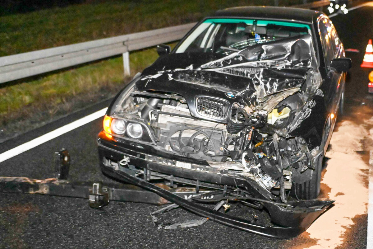 Suff-Unfall auf A14: BMW-Fahrer kracht in Laster - hoher Schaden