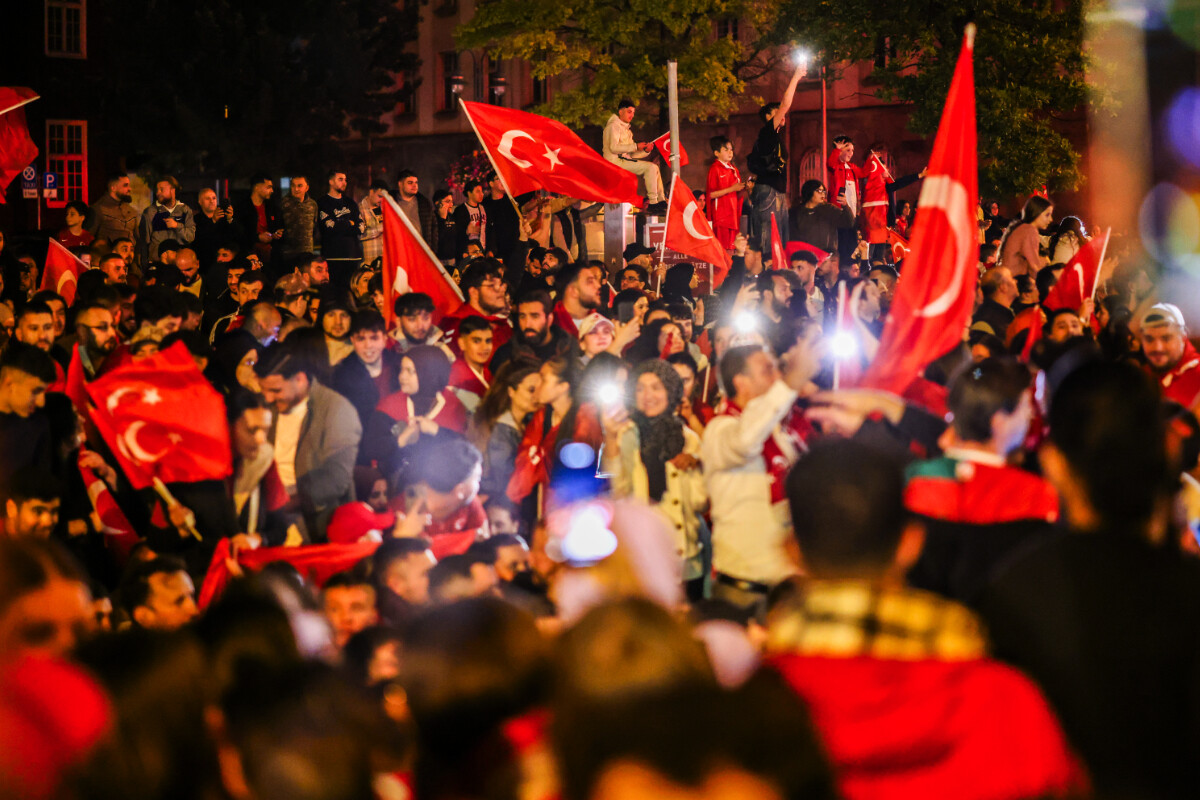 Verkehrs-Chaos in München: Tausende türkische Fans feiern Sieg gegen Österreich