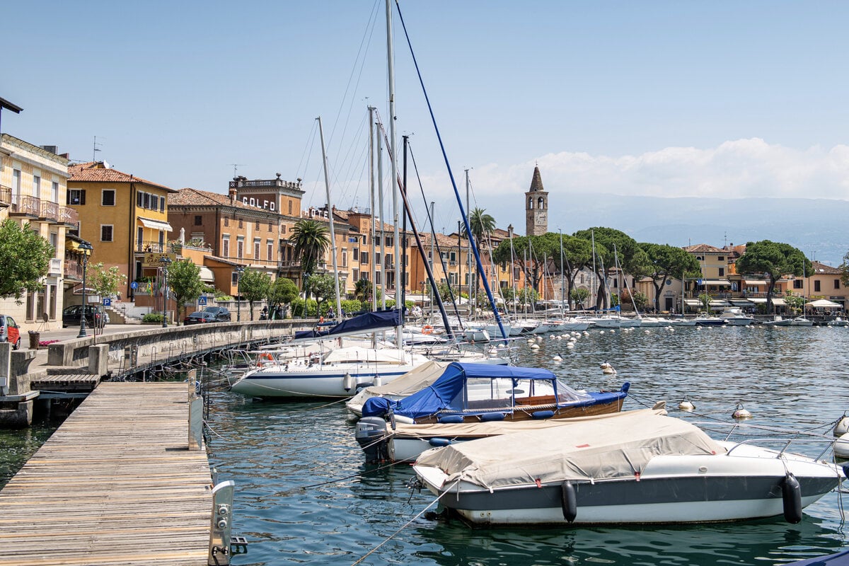 Drama im Italien-Urlaub: Deutsche Familie kentert mit Segelboot auf Gardasee