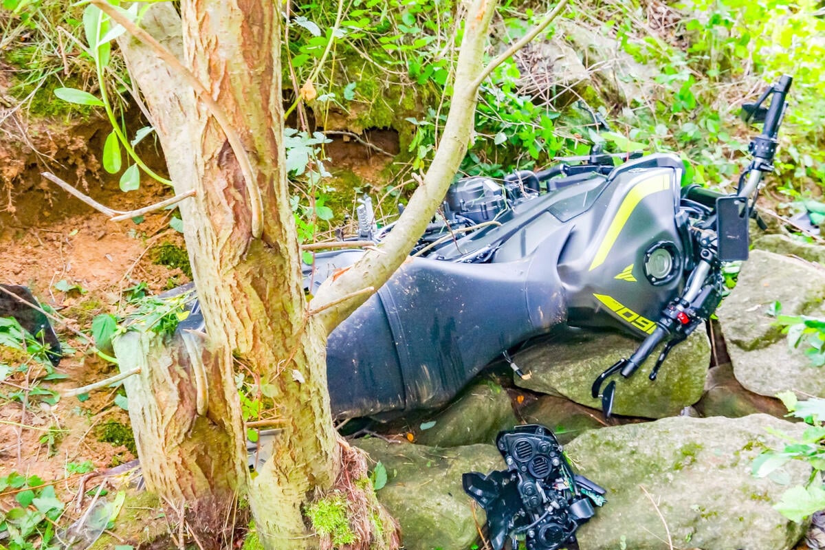 Biker kommt von Straße ab und stirbt, sein Motorrad fliegt in den Wald