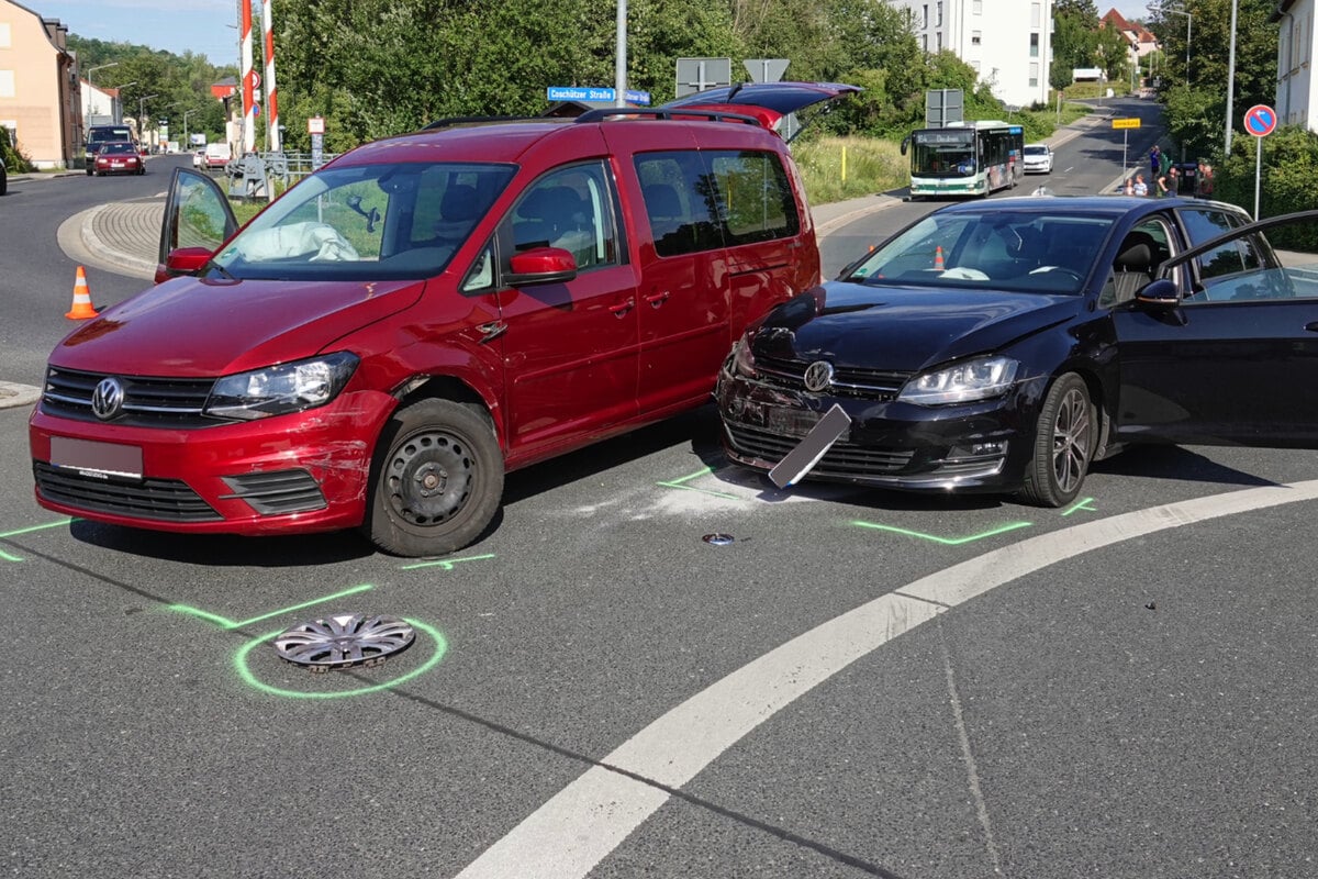 VW-Fahrer legen Kreisverkehr in Freital lahm: ein Verletzter!