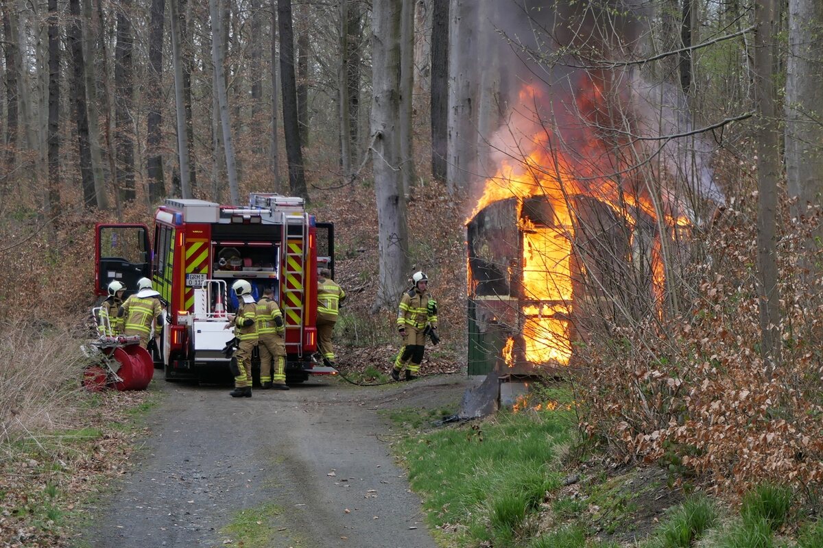 Zum zweiten Mal! Bauwagen im Stadtwald steht in Flammen, Polizei ermittelt
