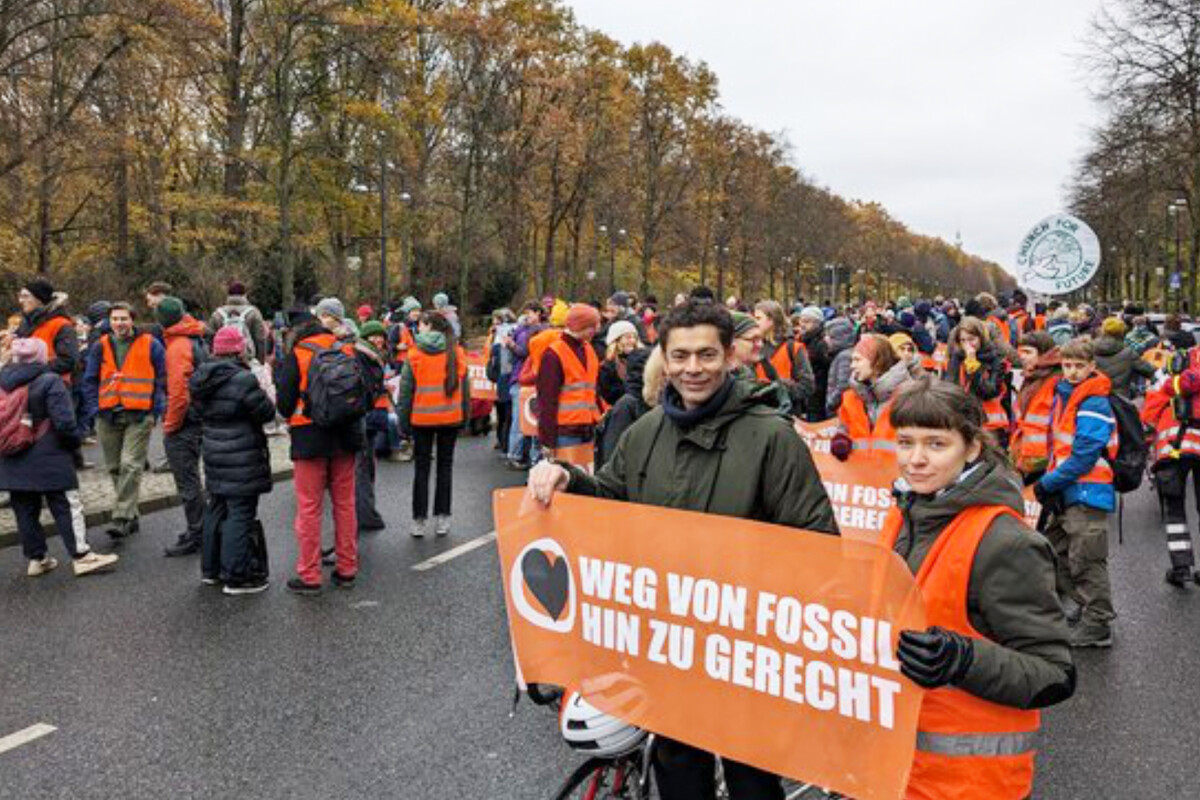 Massenbesetzung der "Letzten Generation": Hunderte legen Straße des 17. Juni lahm