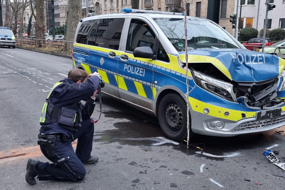 Auffahrunfall zwischen zwei Streifenwagen in Düsseldorf: Fünf verletzte Polizisten
