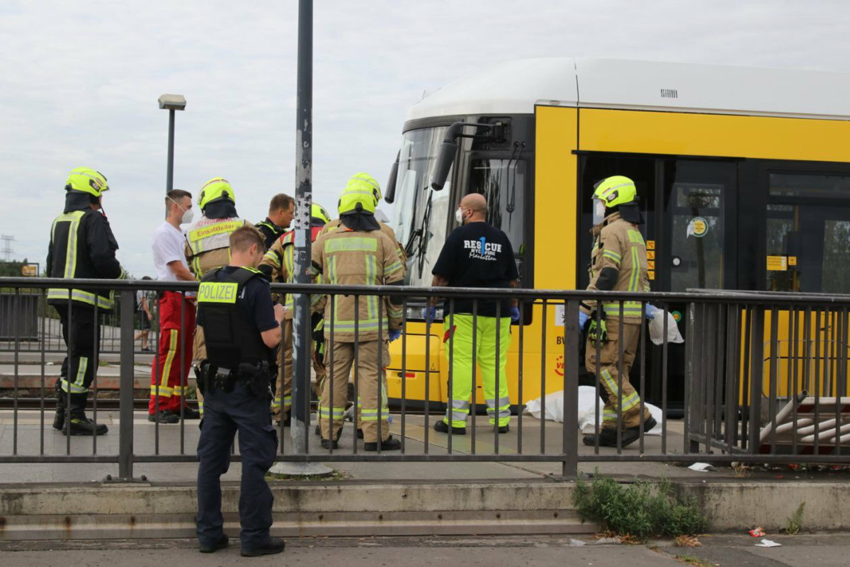 Tödlicher Tram-Unfall In Berlin-Marzahn: Frau Gerät Unter Straßenbahn ...