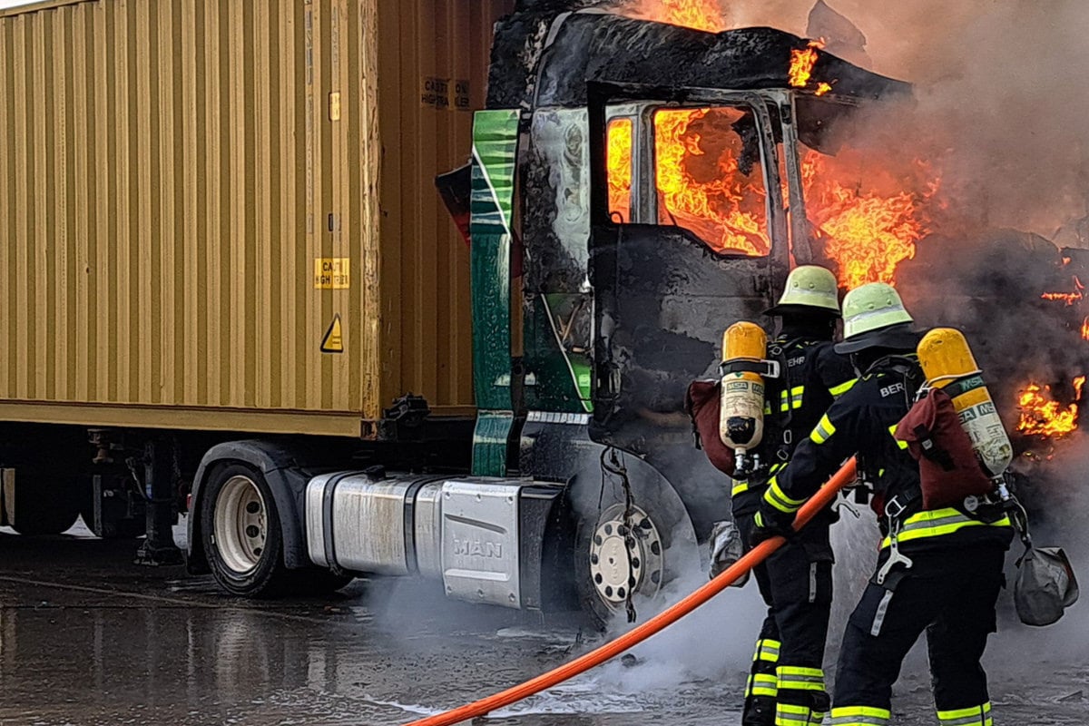 Laster in Flammen! Fahrer mit schweren Verbrennungen in Klinik eingeliefert