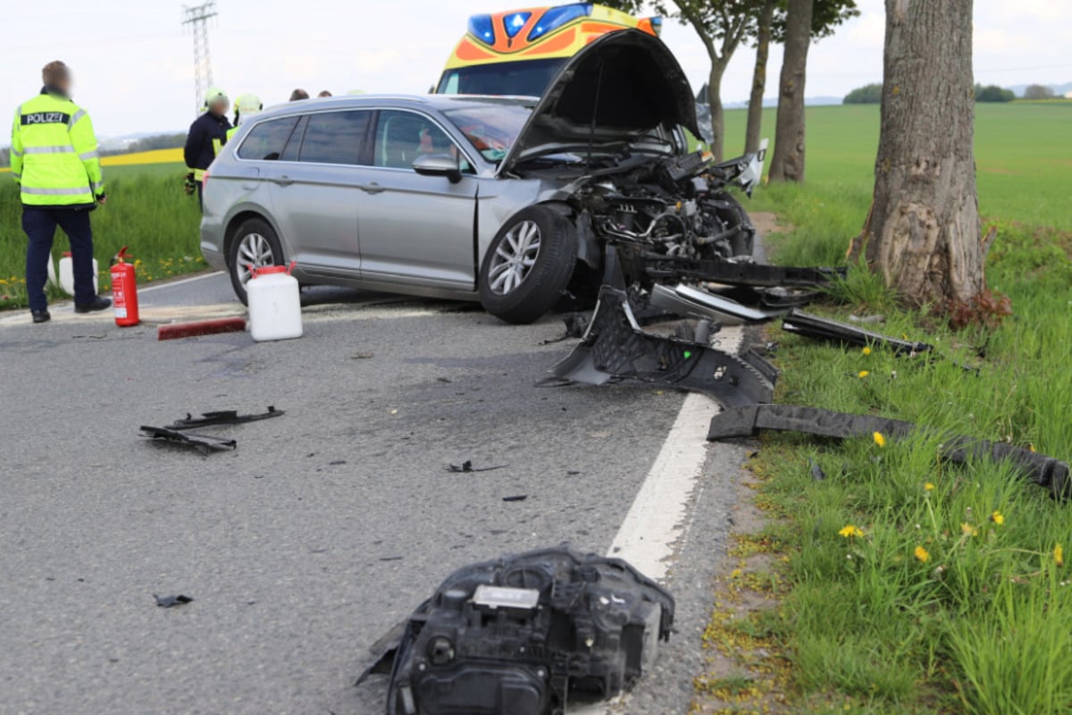 VW-Fahrerin Kracht Frontal Gegen Baum: Vollsperrung Auf Autobahnzubringer