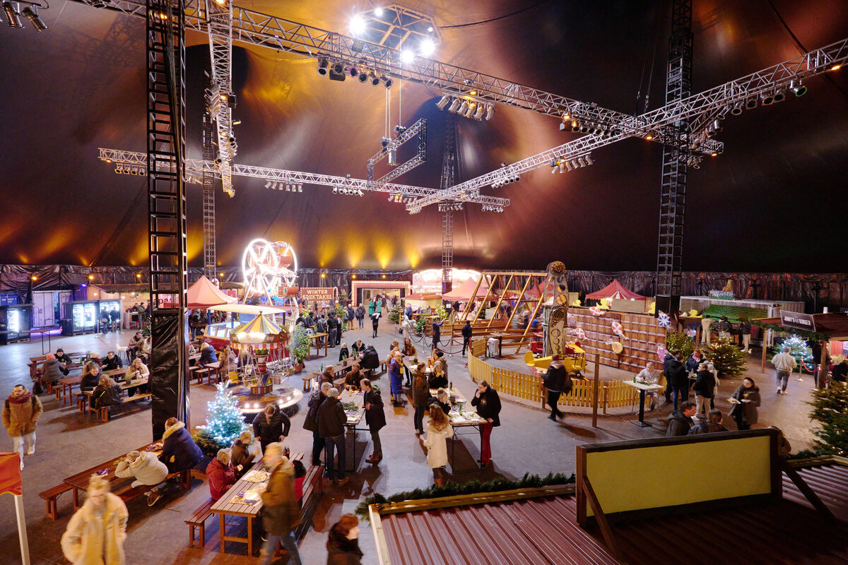 Zirkus und Kirmes zugleich: Winterspektakel feiert in Hamburg Premiere