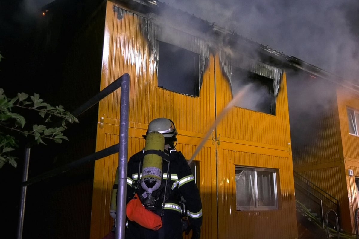 Feuer in Flüchtlingsunterkunft ausgebrochen, Flammen greifen auf benachbarte Wohnungen über