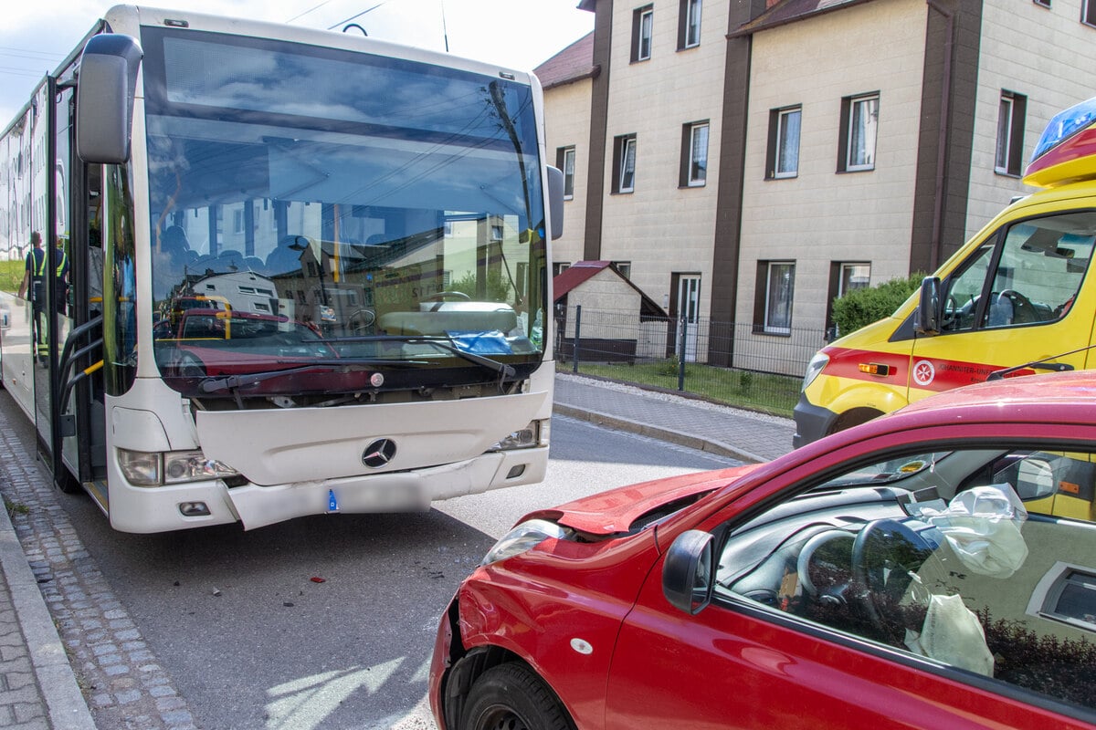 Frontalcrash im Erzgebirge: Nissan kracht in Linienbus