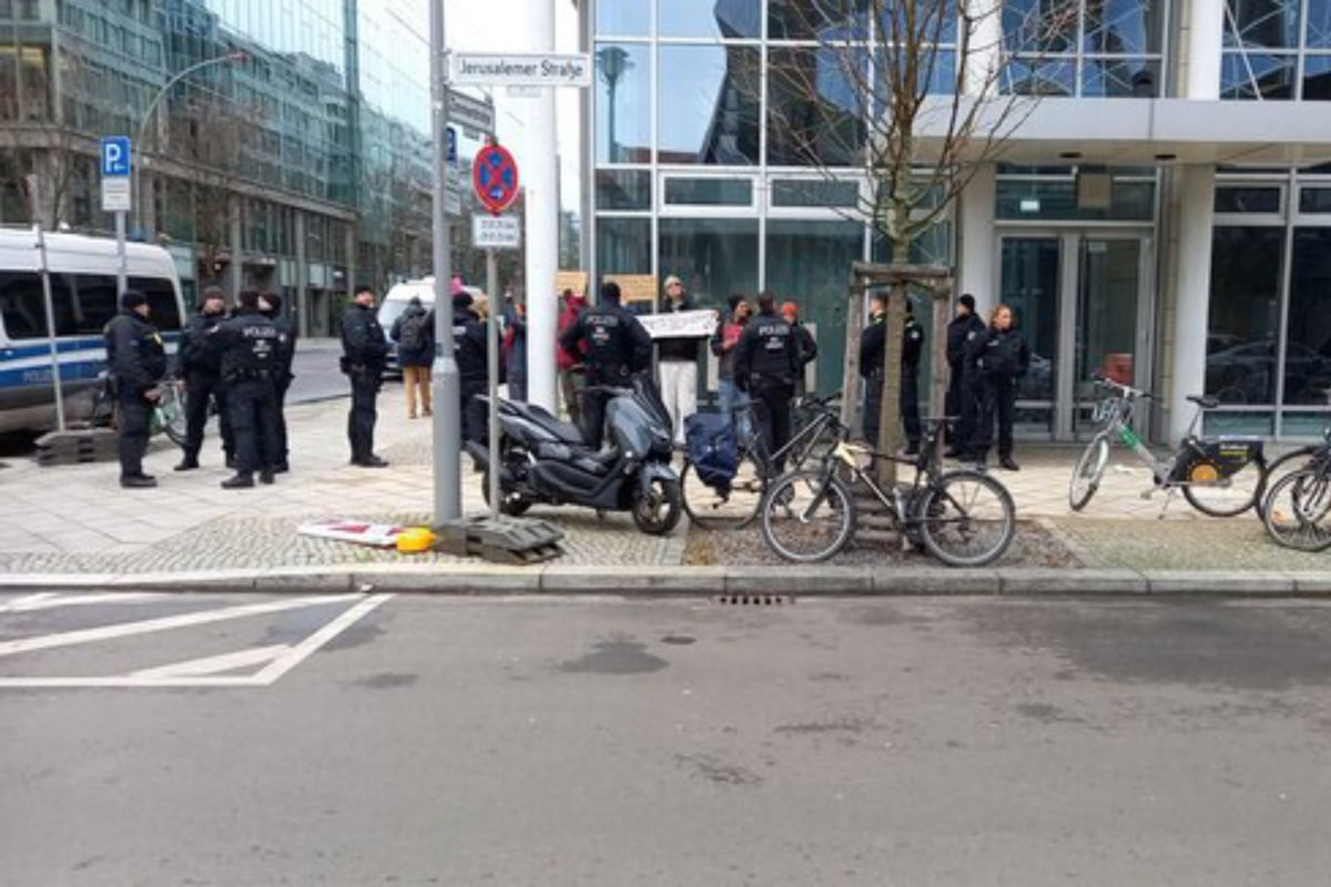 Klima-Protest in Berlin: "Letzte Generation" demonstriert vor Springer-Zentrale