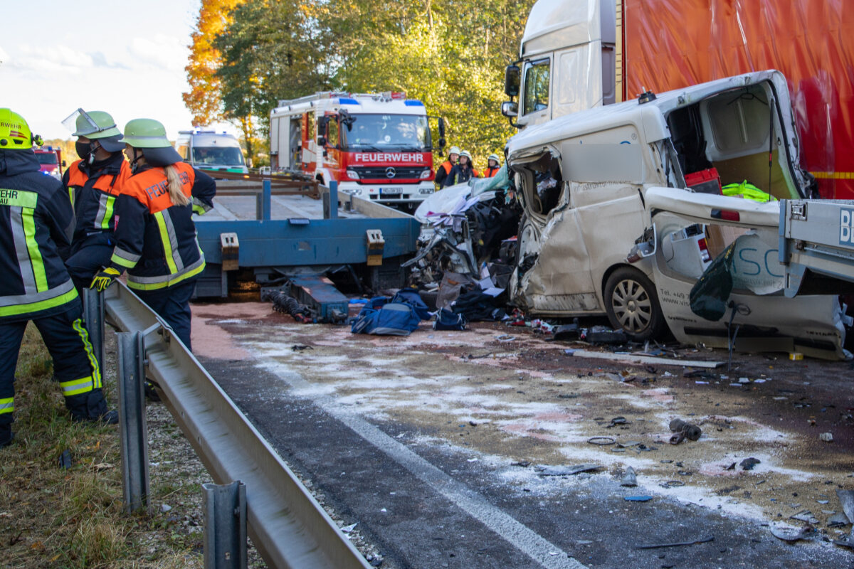 Horror-Unfall Auf B16: Kleintransporter Wird Zwischen Lastwagen ...