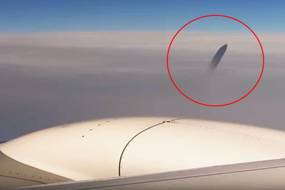 Passagier kann nicht glauben, was er da vom Flugzeugfenster aus beobachtet