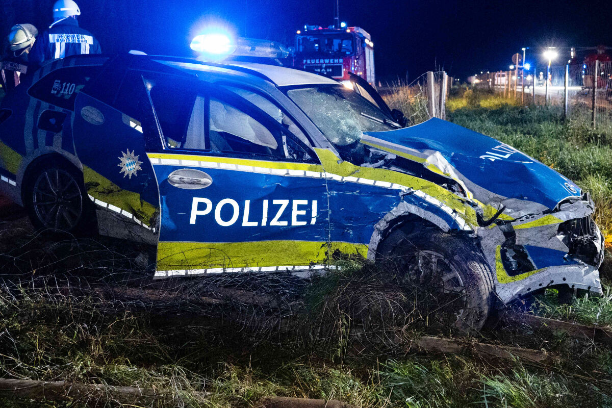 Unfall Auf B300 In Bayern: Polizeistreife Verfolgt Flüchtigen Und ...