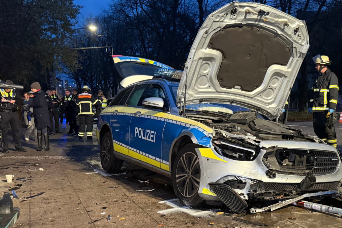 Polizei-auf-dem-Weg-zu-Messerstecherei-gestoppt-Auto-kracht-in-Streifenwagen