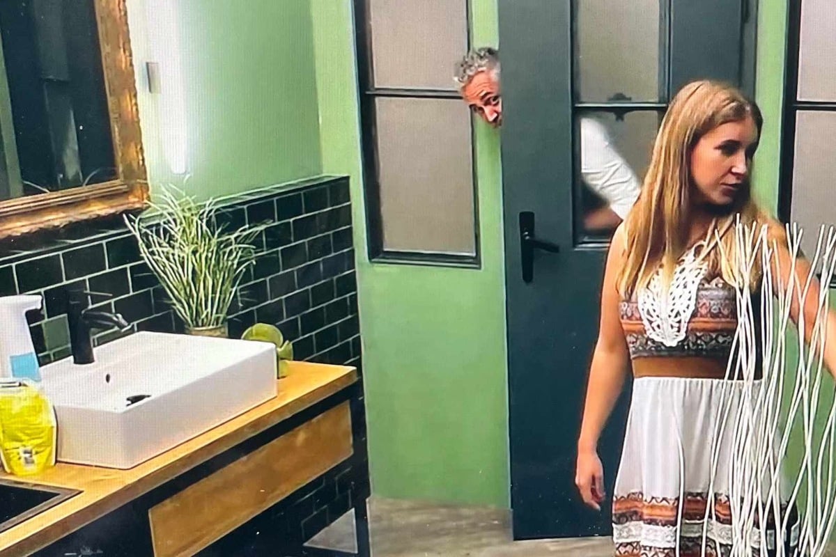-First-Dates-Kandidatin-erschrickt-als-sie-Roland-beim-Lauern-auf-der-Damentoilette-erwischt