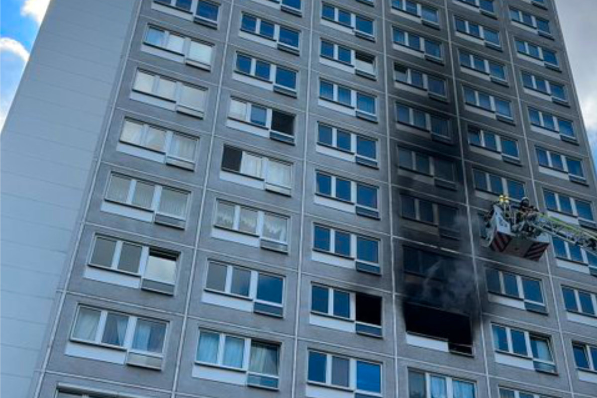 Feuer in Leipziger Hochhaus: Person wiederbelebt