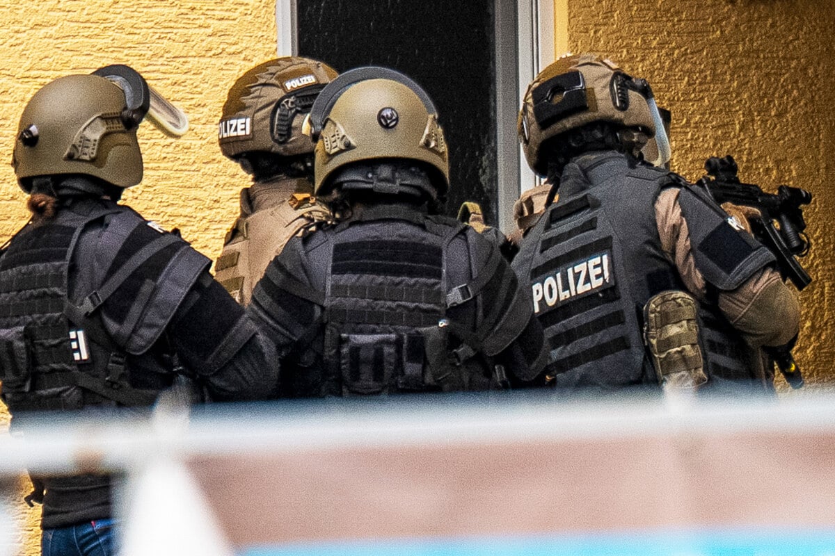Nachbarn-mit-Waffe-bedroht-Spezialkr-fte-m-ssen-anr-cken