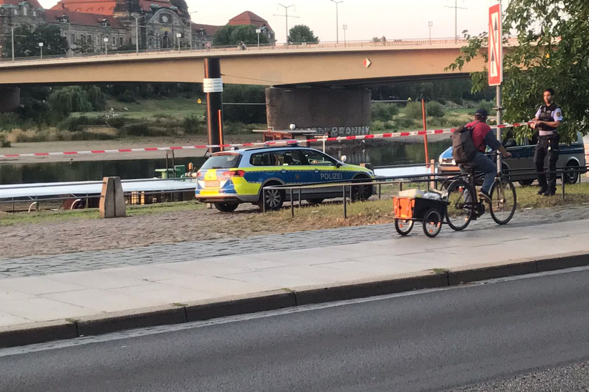"Munitionsähnliche Gegenstände" gefunden: Polizei sperrt Terrassenufer nahe Carolabrücke ab
