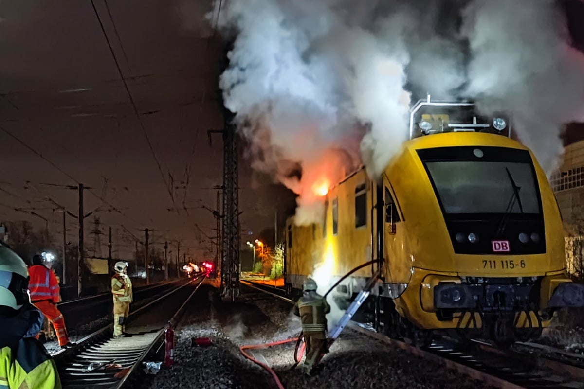 Lokomotive Der Deutschen Bahn Steht In Dresden In Flammen