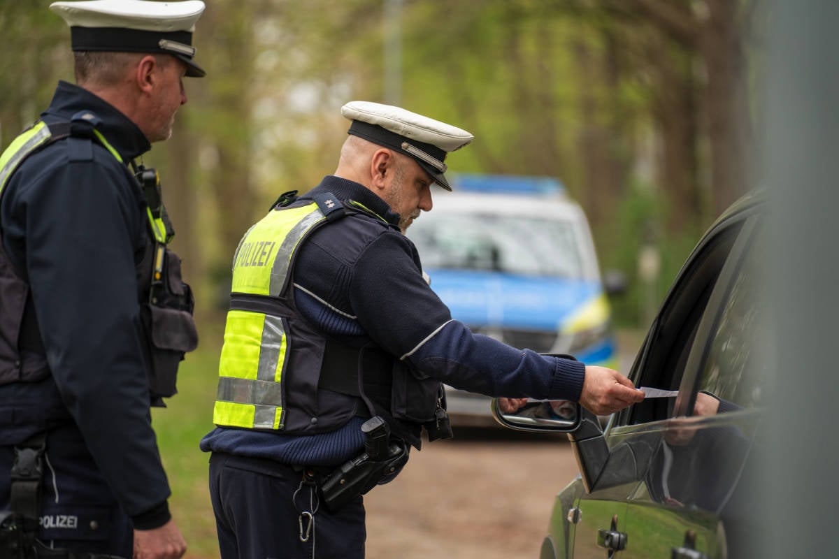 (Bier)durstiger Vater lässt sich von Sohn zur Tanke fahren: 