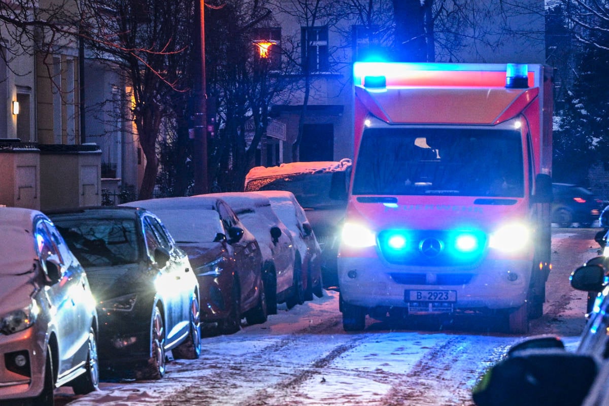 Autofahrer-muss-nach-Unfall-in-Treptow-wiederbelebt-werden
