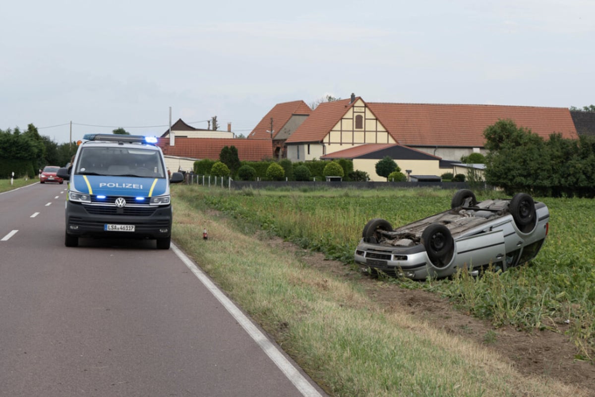 Auto kommt von Landstraße ab und überschlägt sich in Feld