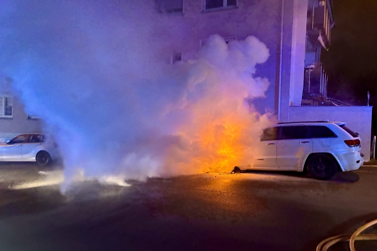 Feuer-am-fr-hen-Morgen-des-1-Weihnachtsfeiertags-Autobrand-droht-auf-Wohnhaus-berzugreifen