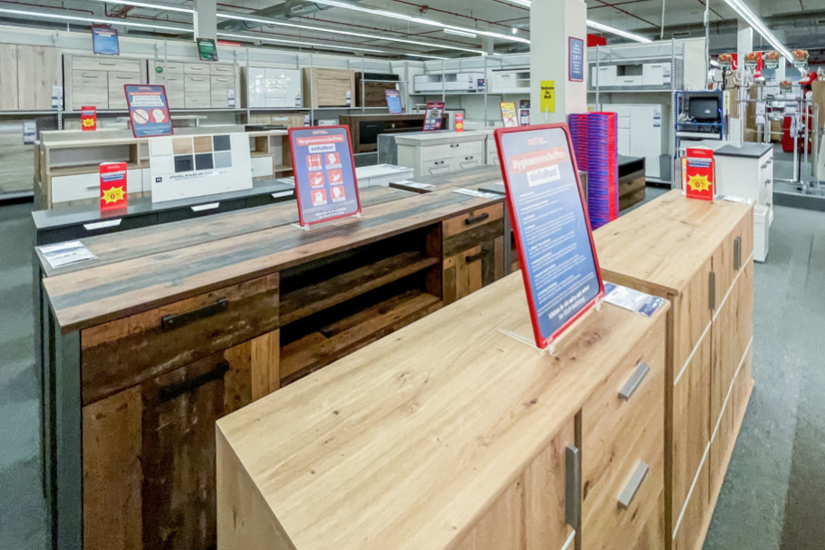 In Bebra gibt's bei Roller Möbel bis Samstag (6.11.) Sofas, Betten & Co