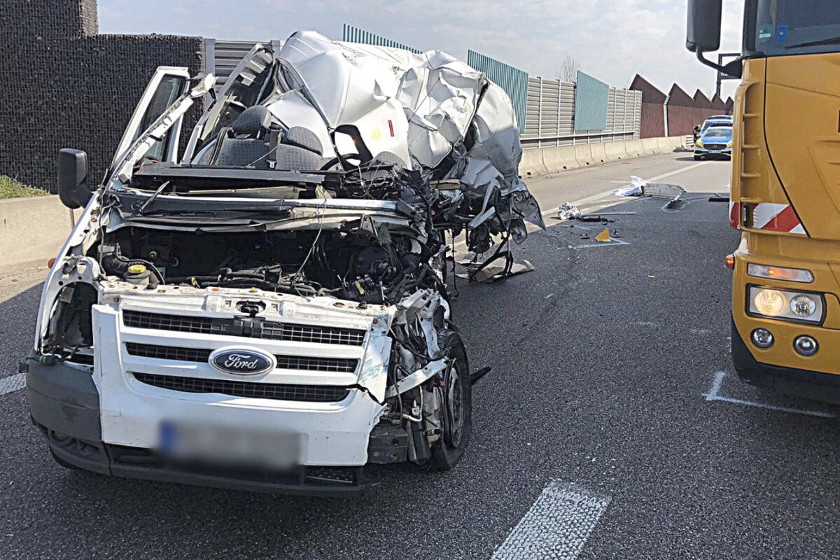 Unfall A6: Transporter Kracht Auf Lkw - Fahrer Stirbt