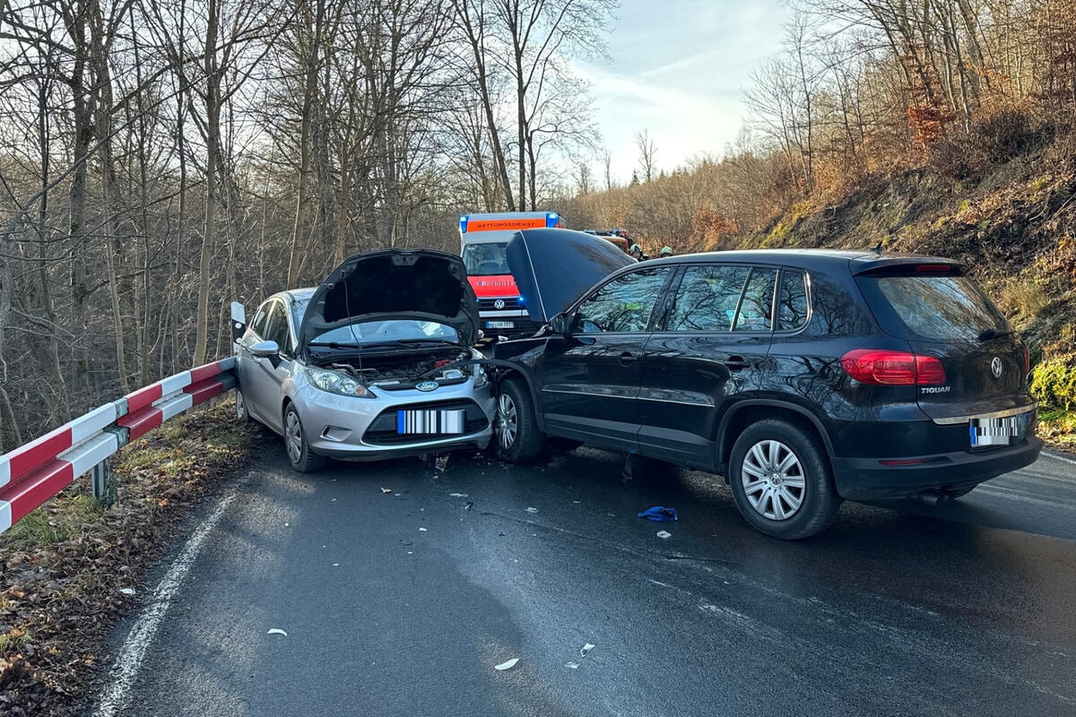 VW-kracht-in-Gegenverkehr-Drei-Menschen-bei-Unfall-verletzt