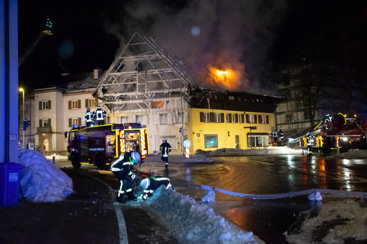 Historisches Gebäude in Bayern wird Fraß der Flammen: Feuerwehr steht vor Herausforderung