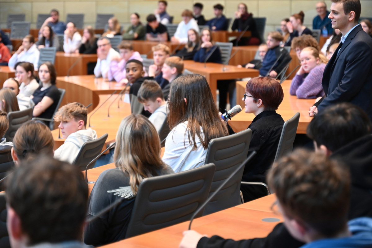 800 Jugendliche übernehmen NRW-Parlament: Das ist der Grund dafür
