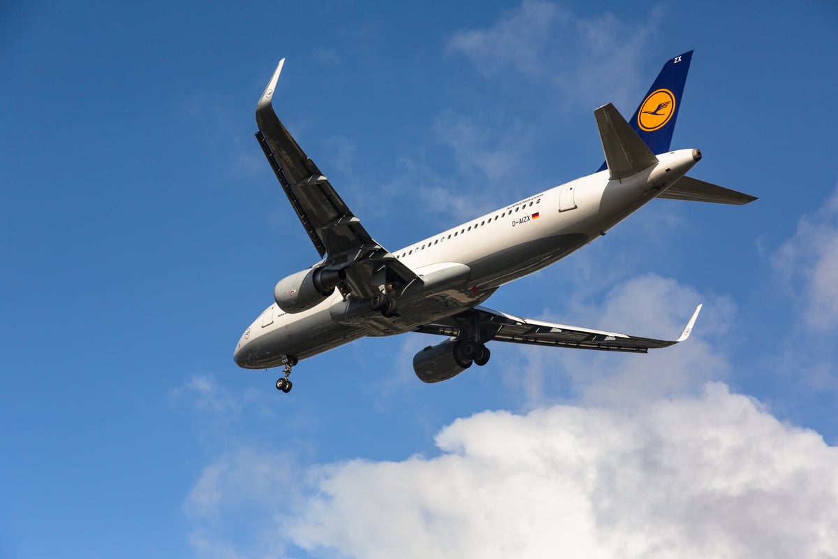 Panik Direkt Nach Dem Start: Triebwerk Von Lufthansa-Flugzeug Fällt ...