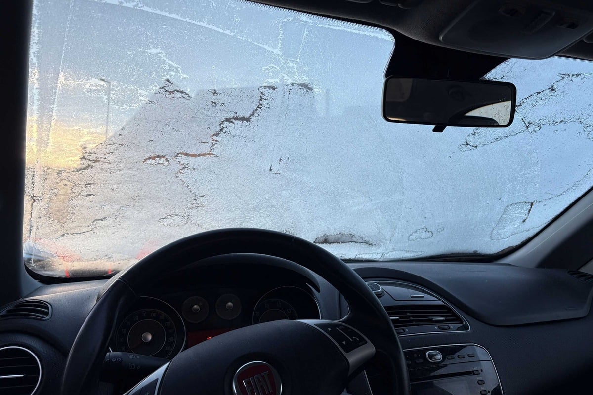 22-Jähriger hat keine Zeit und fährt mit dieser Scheibe los