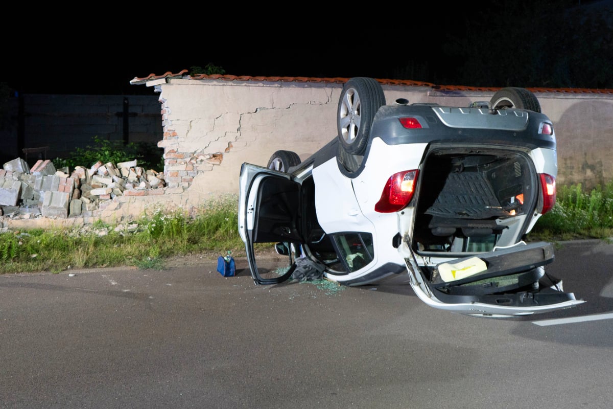 Heftiger Crash: Opel reißt Mauer ein und überschlägt sich