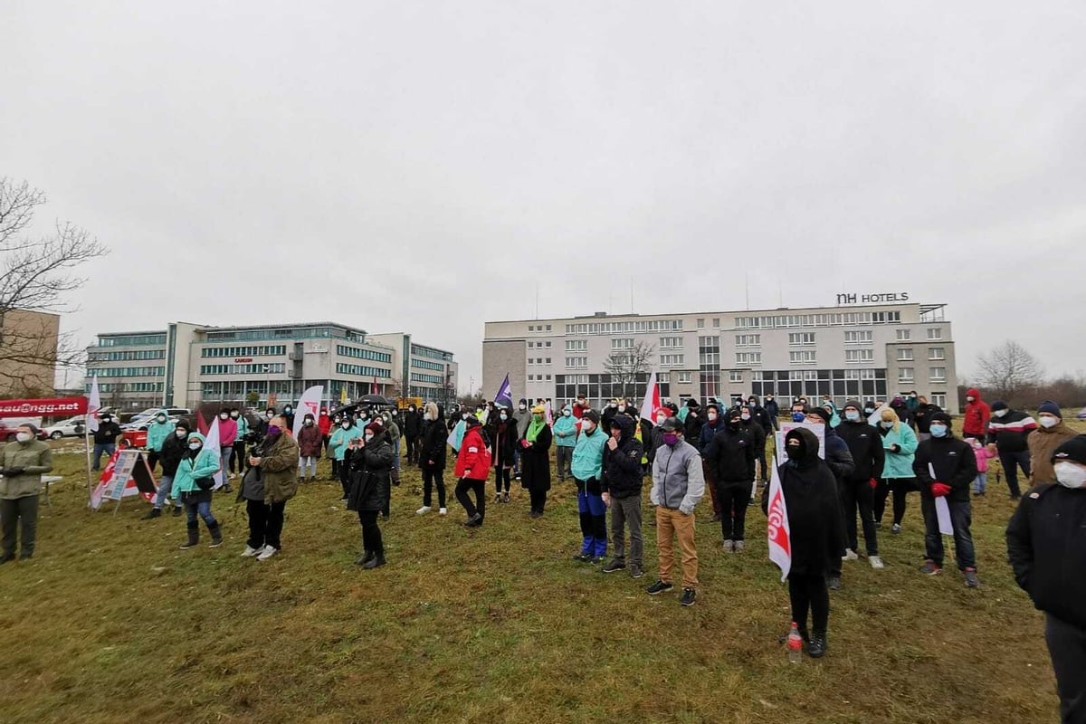 200 employees protest against layoffs after the “Durstexpress” exit