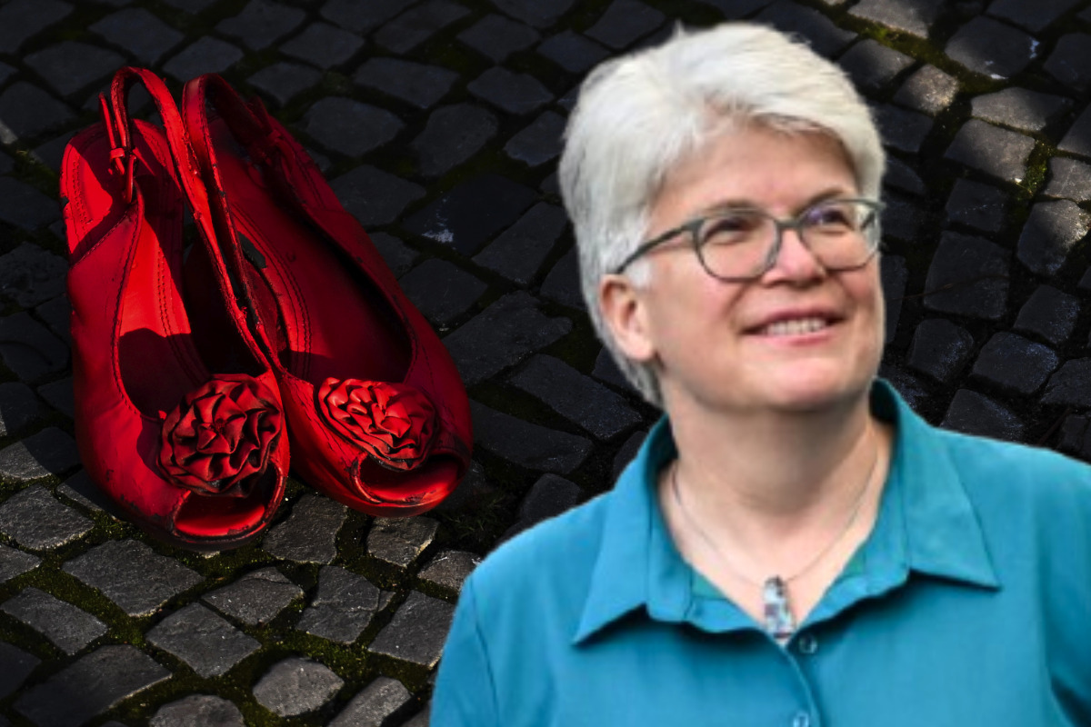 rote-schuhe-am-rathaus-tiergarten-was-diese-aktion-soll