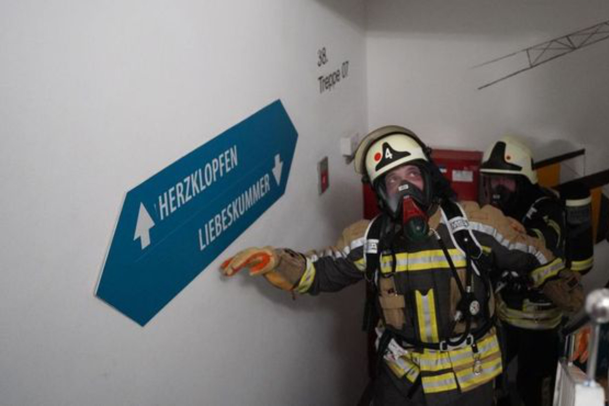 12. Berlin Firefighter Stairrun: Feuerwehrleute aus der ganzen Welt erklimmen Hotel