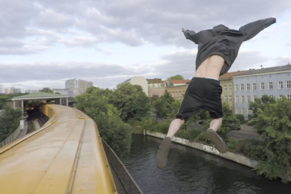 Krankes Video: U-Bahn-Surfer Springt Von Fahrendem Zug In Den Abgrund