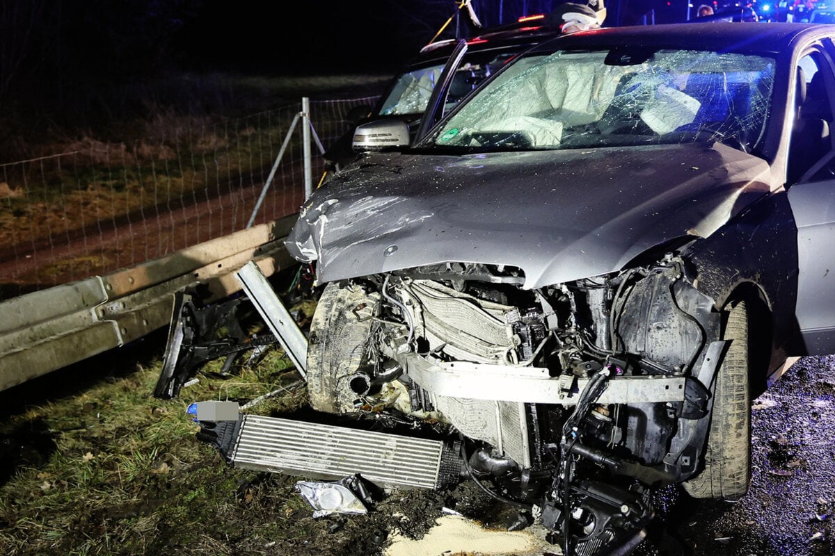 Zugekokster-Mercedes-Fahrer-fl-chtet-vor-Polizei-Zwei-Schwerverletzte-nach-Crash-