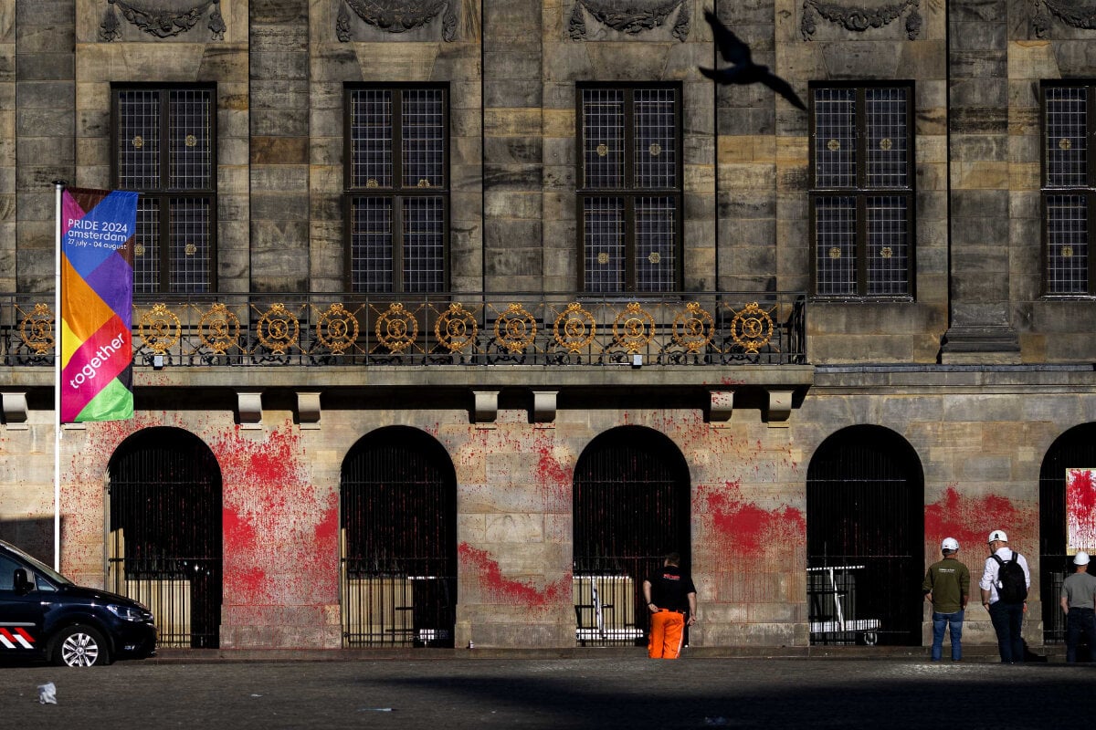 Aktivisten beschmieren Amsterdamer Palast mit roter Farbe!