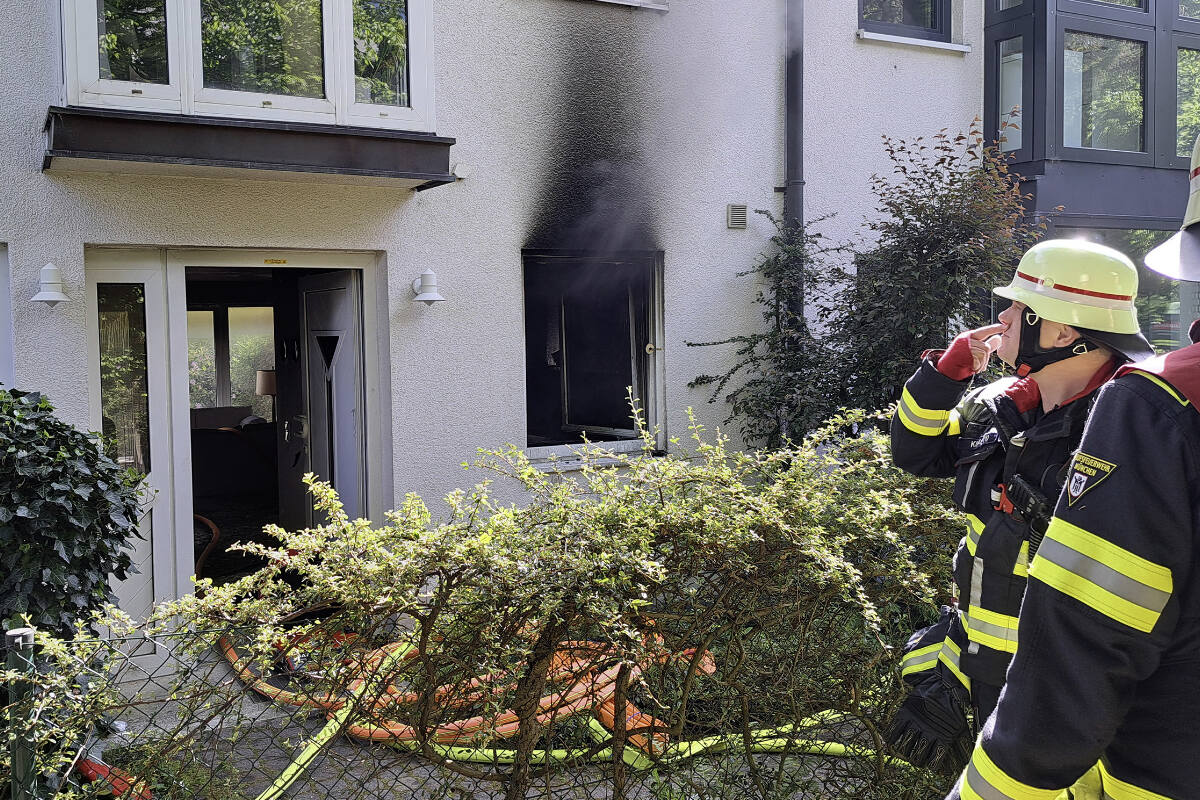 Küchenbrand in Reihenhaus in München: Nachbarn retten Bewohner