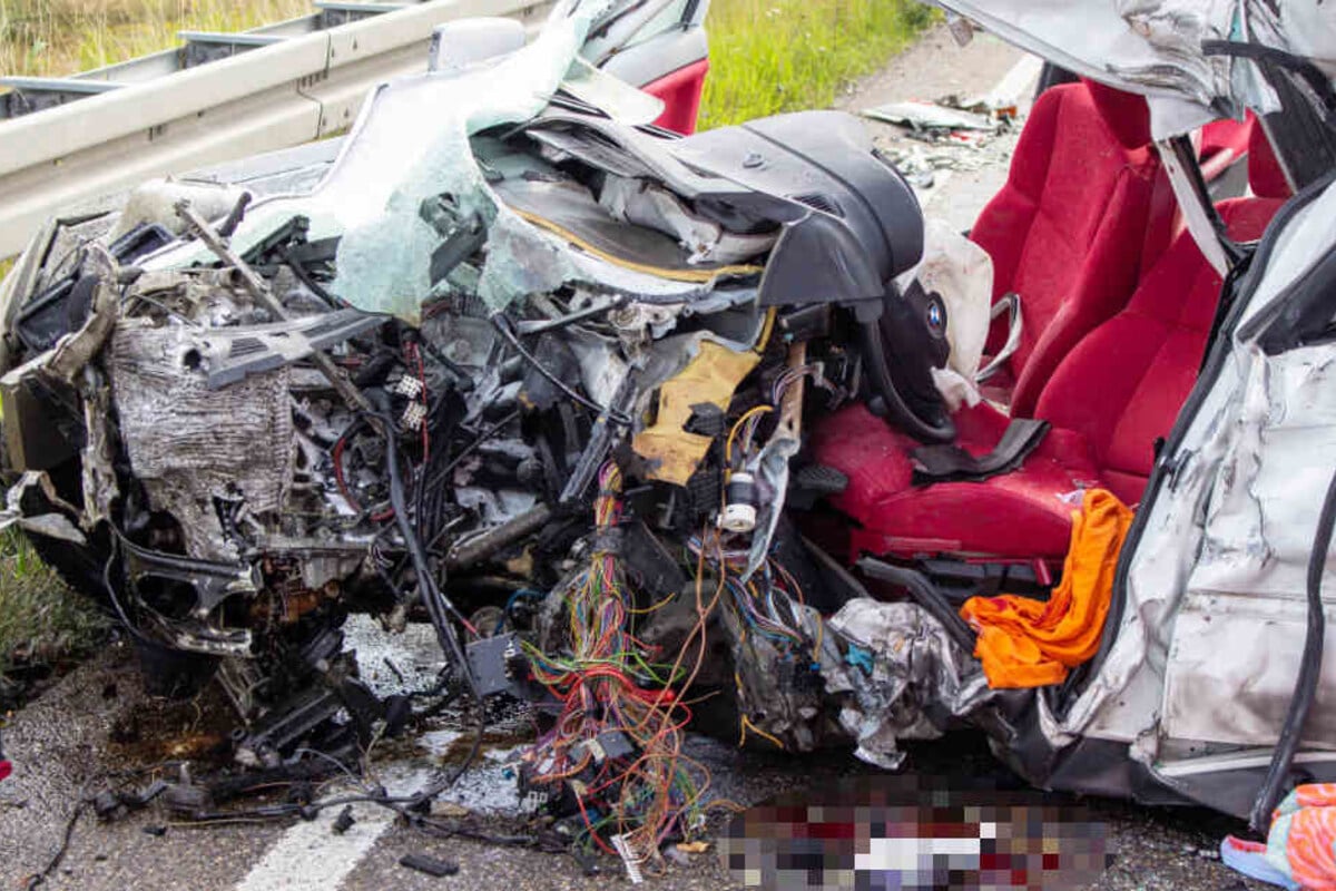 Horror-Crash Auf Bundesstraße: BMW-Fahrerin Rast Frontal In Lkw Und Stirbt