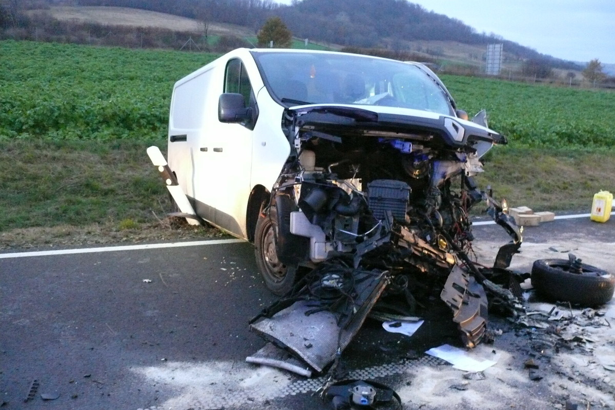 zwei verletzte bei frontalcrash audi stosst mit kleintransporter zusammen tag24