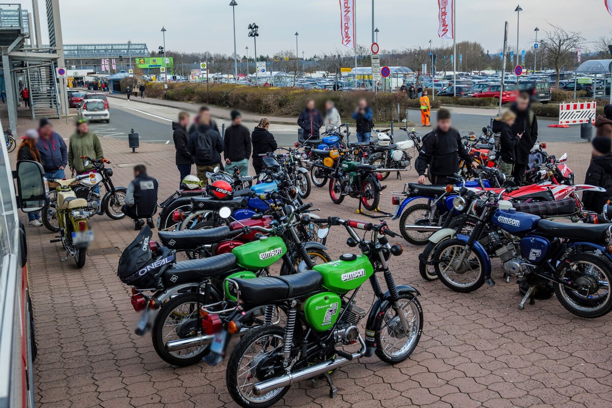 Fahrer hätte fast einen Unfall gebaut: Polizei entdeckt bei Chemnitzer Simson-Parade getuntes Moped
